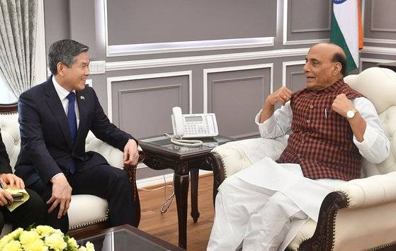 정경두 국방부 장관이 지난 2월 인도 뉴델리에서 라즈나트 싱 인도 국방부 장관과 회담하고 있다. [국방부 제공]