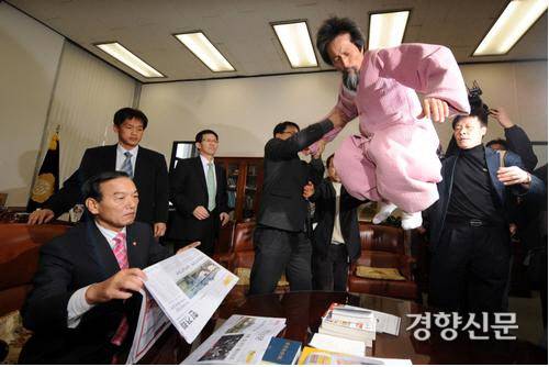 2009년 1월5일 강기갑 민주노동당 대표가 박계동 국회 사무총장(왼쪽)의 집무실 탁자 위에 올라가 발을 구르며 이날 오전 국회 경위들이 로텐더홀에서 민노당 당직자들을 강제로 끌어낸 것에 대해 항의하고 있다. 경향신문 자료사진.