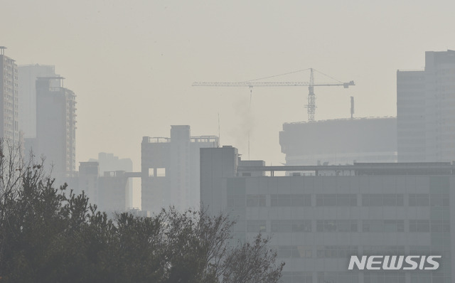 [수원=뉴시스] 김종택 기자 = 수도권에 올해 첫 미세먼지 예비저감조치가 발령된 지난 1월 경기도 수원시내가 초미세먼지로 뒤덮혀 뿌옇게 보이고 있다. 2020.01.03. semail3778@naver.com