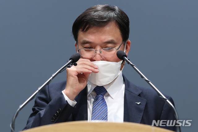 [인천공항=뉴시스] 박미소 기자 = 구본환 인천국제공항공사 사장이 지난 16일 오후 인천국제공항공사 대강당에서 정부의 사장 해임 추진에 대한 입장을 밝히고 있다. 이날 구 사장은 국토부 해임건의안에 포함된 1년 전 태풍 ‘미탁’의 상륙 때 대처 문제와 지난 2월 직원 직위해제건에 대해 해명하며 사장직 유지를 밝혔다. 2020.09.18.  photo@newsis.com