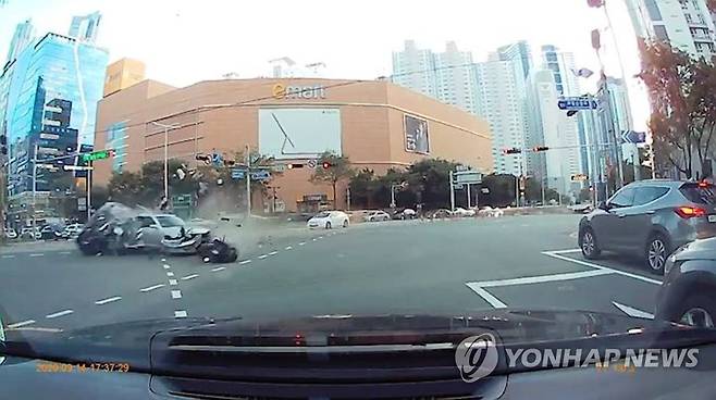 오토바이ㆍ승용차 밀치고 질주하는 포르쉐 (부산=연합뉴스) 14일 오후 5시 43분께 부산 해운대구 중동역 인근 교차로에서 7중 충돌 사고가 나 운전자 등 7명이 다쳤다. 2020.9.14  [보배드림 제공. 재판매 및 DB 금지] psj19@yna.co.kr