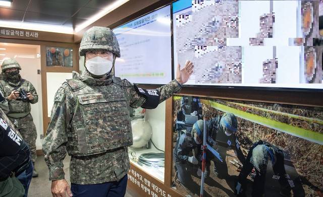 [서울=뉴시스] 국방부장관, 화살머리고지 현장방문. 2020.09.19. (사진=국방부 제공)
