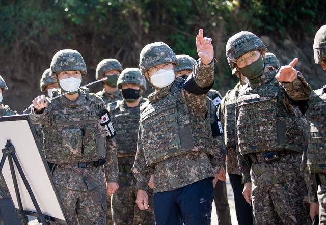 [서울=뉴시스] 국방부장관, 화살머리고지 현장방문. 2020.09.19. (사진=국방부  제공)