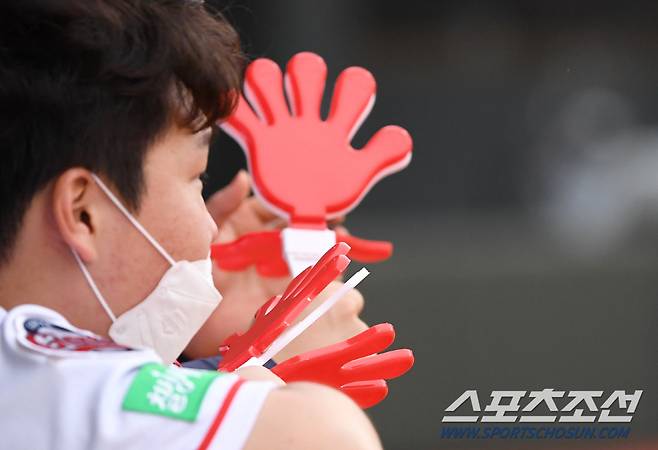 짝짝이 들고 있는 정보근.