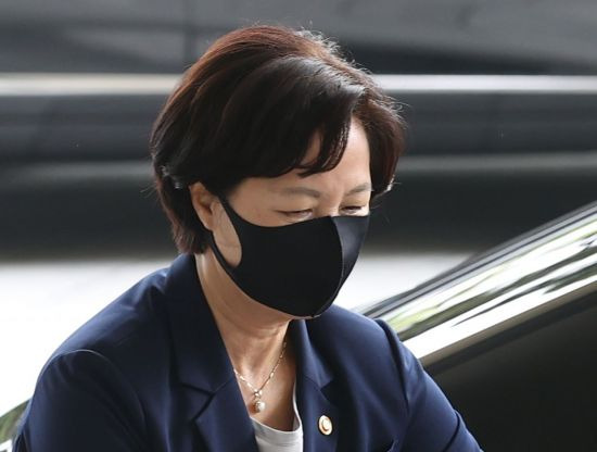 추미애 법무부 장관이 지난 15일 오전 정부서울청사에서 열린 국무회의에 참석하기 위해 도착해 이동하고 있다./사진=연합뉴스