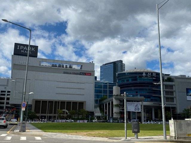 용산구 한강대로에 있는 용산역. 일제강점기 만주로 진출한 일본군의 군수물자 수송을 목적으로 세워진 역이다.