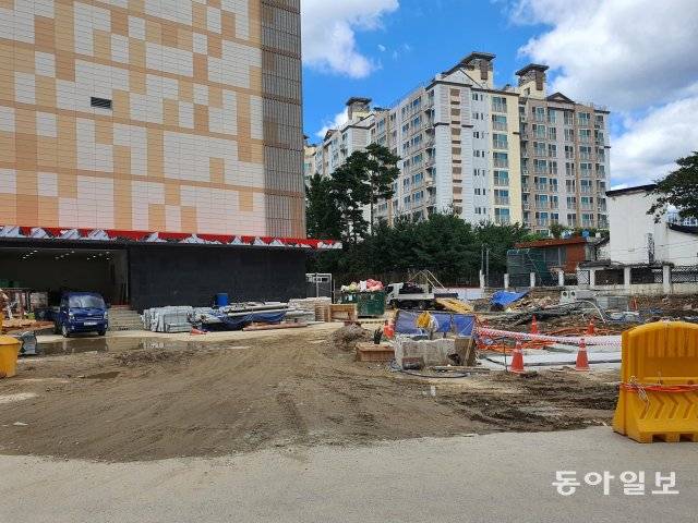 일제시기에 세워진 용산전화국 터. 신용산의 중심지였던 이곳은 바로 인근에 구한말 군사용 물자를 관장하는 군자감 창고인 강창(江倉)이 있었다. 현재 KT용산 데이터센터를 짓는 공사가 진행 중이다. 안영배 논설위원