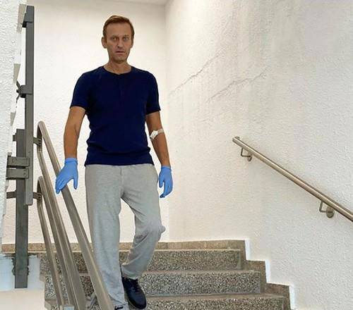 혼수상태에서 깨어나 계단에 선 사진을 게시한 나발니 (사진=인스타그램 캡처, 연합뉴스)