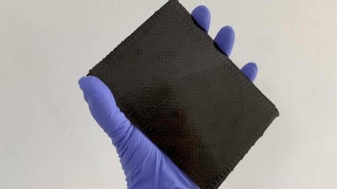 친환경 난연 탄소섬유강화플라스틱(CFRP). 출처=한국과학기술원