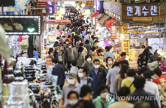 추석 앞두고 붐비는 전통시장 (부산=연합뉴스) 강덕철 기자 = 18일 부산 부산진구 부전시장이 추석을 앞두고 제수용품 등을 사려는 사람으로 북적거리고 있다. 2020.9.18 kangdcc@yna.co.kr