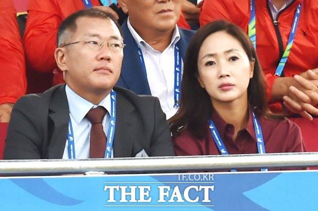 정의선(왼쪽) 현대차그룹 수석부회장은 1995년 정도원 삼표그룹 회장의 장녀 정지선(오른쪽) 씨와 결혼해 1남 2녀를 두고 있다. /더팩트 DB