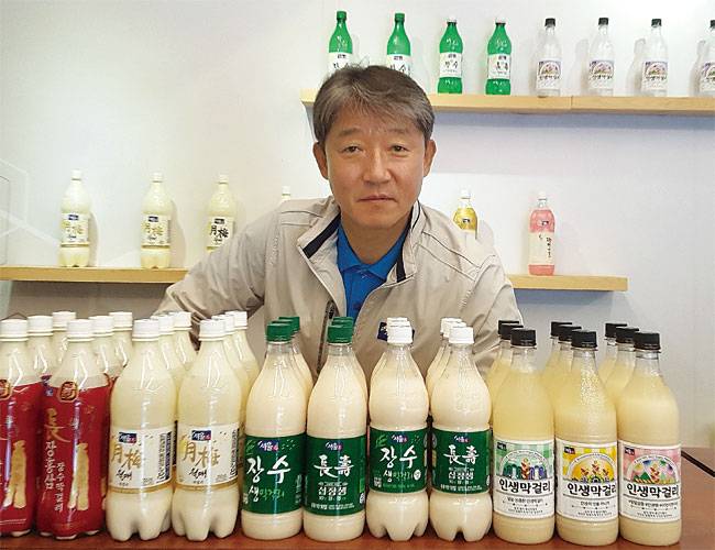 장재준일본 국립츠쿠바대 졸업, 서울탁주 영업본부 사장(2010~2015년) / 장재준 서울탁주 회장이 막걸리 상품을 소개하고 있다. 사진 박순욱 조선비즈 선임기자