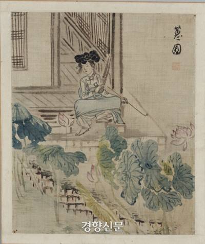 혜원 신윤복의 ‘연못가의 여인’. 기녀가 한 손엔 장죽을 다른 한 손엔 생황을 들고 연꽃을 감상하고 있다. 담배는 시름을 달래주는 묘약으로도 알려졌다.|국립중앙박물관 소장