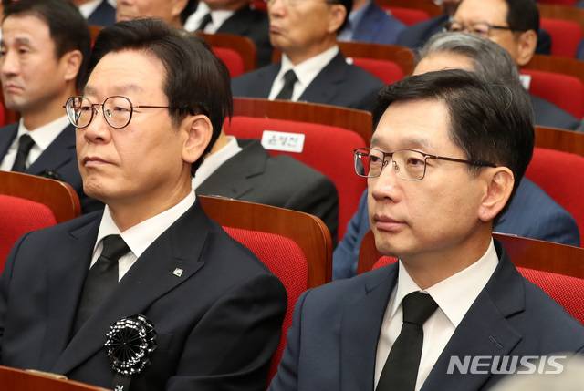 이재명(왼쪽) 경기도지사와 김경수 경남도지사가 2018년 8월 18일 오전 서울 동작구 국립서울현충원에서 진행된 김대중 대통령 서거 9주기 추도식에 참석해 자리에 앉아 있다. 뉴시스