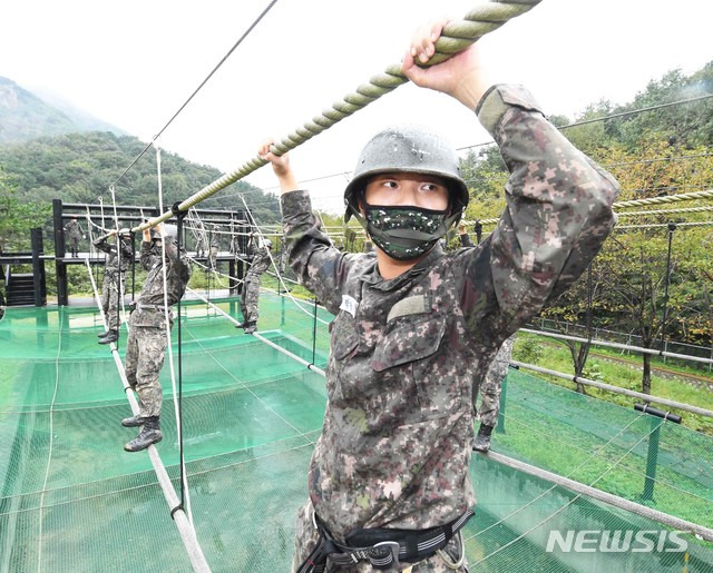 [서울=뉴시스]17일 해군교육사령부 야전교육훈련대대에서 실시한 '제669기 해군병 야전교육훈련' 중 669기 해군병들이 '기초유격훈련'을 하고 있다. (사진=해군교육사령부 제공) 2020.09.17. photo@newsis.com