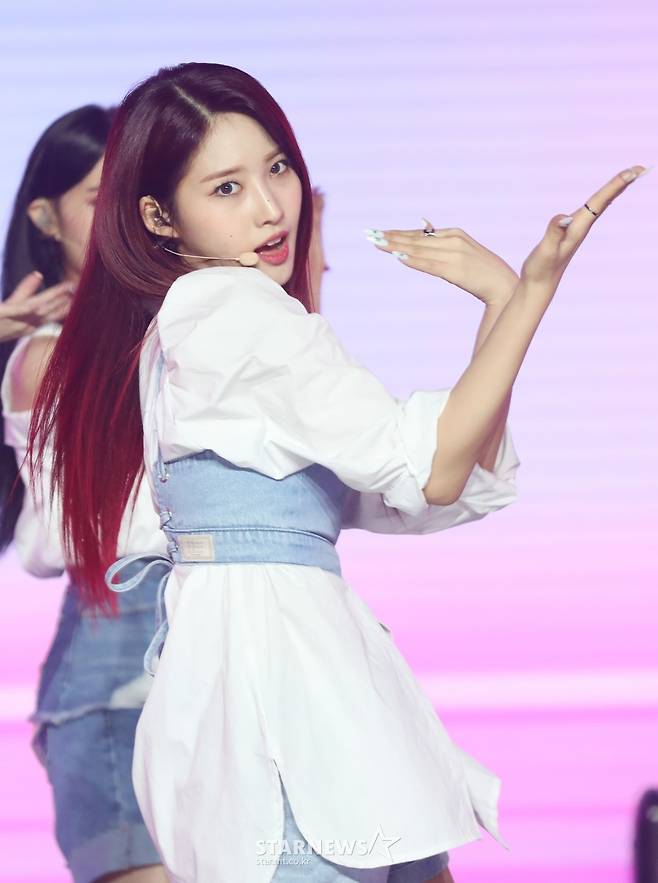 에버글로우 시현 '미모는 제가 맡을게요'[★포토]