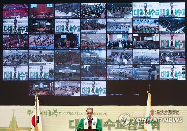 대한예수교장로회 정기총회, 온라인 화상회의로 열려 (서울=연합뉴스) 류효림 기자 = 21일 오후 서울 영등포구 도림동 도림교회에서 대한예수교장로회 105회 총회가 진행되고 있다. 예장통합총회 105회 정기총회는 도림교회를 회의 본부로 전국 37개 교회를 화상회의로 연결하는 온라인 방식으로 진행됐다. 2020.9.21 ryousanta@yna.co.kr