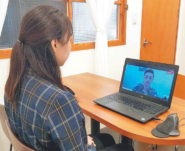 서울 관악구 캐치카페 서울대점에서 한 학생이 화상 모의면접을 보고 있다. 캐치카페에서는 스터디, 회의실 대여, 강연 등이 모두 무료다. 진학사 캐치 제공