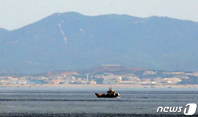 인천 옹진군 연평도에서 바라본 북한 해안 마을. 2020.6.19/뉴스1 © News1 구윤성 기자