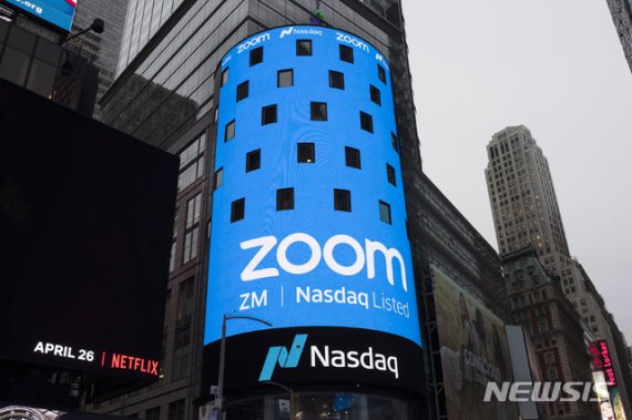 2019년 4월18일(현지시간) 화상채팅 플랫폼 줌(ZOOM)의 미국 나스닥 기업공개(IPO)를 앞두고 뉴욕 전광판에 줌 로고가 뜬 모습이다./사진=뉴시스