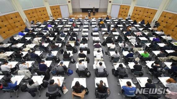 수험생들이 16일 서울 건국대학교에서 열린 2020학년도 대입 수시모집 논술고사에서 시험에 열중하고 있다./사진=뉴시스