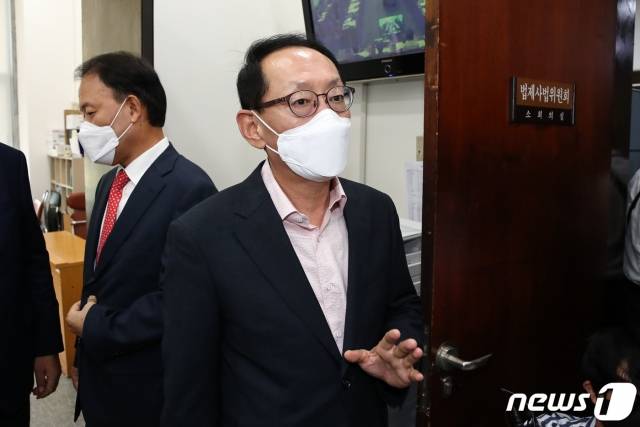 김도읍 국민의힘 법사위 간사가 23일 오후 국회 법제사법위원회 소회의실 앞에서 법안심사1소위에서 고위공직자수사처법 개정안을 기습상정하자 이게 반발해 기자회견을 열고 발언 하고 있다. /사진=뉴스1.