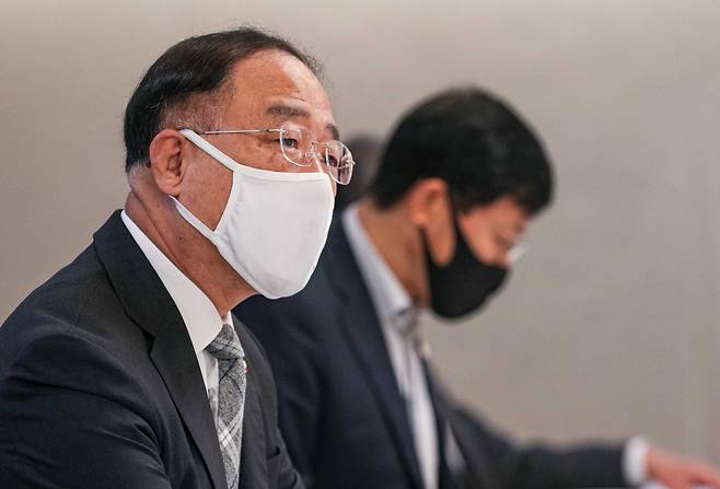 홍남기 부총리가 23일 오전 서울 종로구 정부서울청사 국무위원식당에서 열린 제7차 부동산시장 점검 관계장관회의에 참석해 “최근 서울 주택시장이 안정세”라고 말했다. /사진=뉴시스 김명원 기자