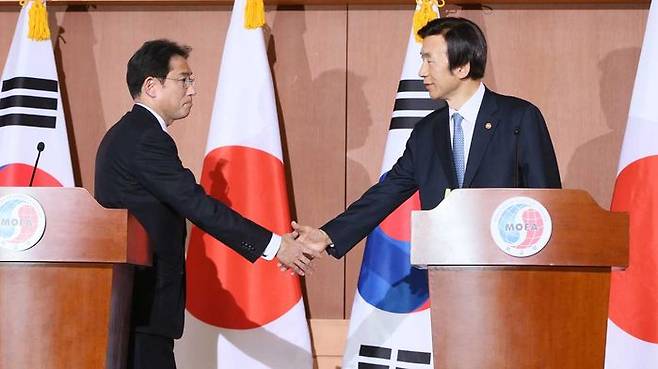 2015년 윤병세(오른쪽) 당시 한국 외교부 장관과 기시다 후미오 당시 일본 외무상이 공동기자회견에서 위안부 협상 결과를 발표한 후 악수하고 있다.