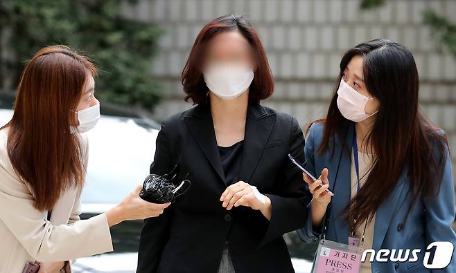 '사모펀드 및 자녀 입시비리' 등의 혐의를 받는 정경심 동양대학교 교수가 24일 오후 서울 서초구 서울중앙지방법원에서 열린 자본시장과 금융투자업에 관한 법률위반 등 관련 속행 공판에 출석하고 있다. 2020.9.24/뉴스1 © News1 이재명 기자