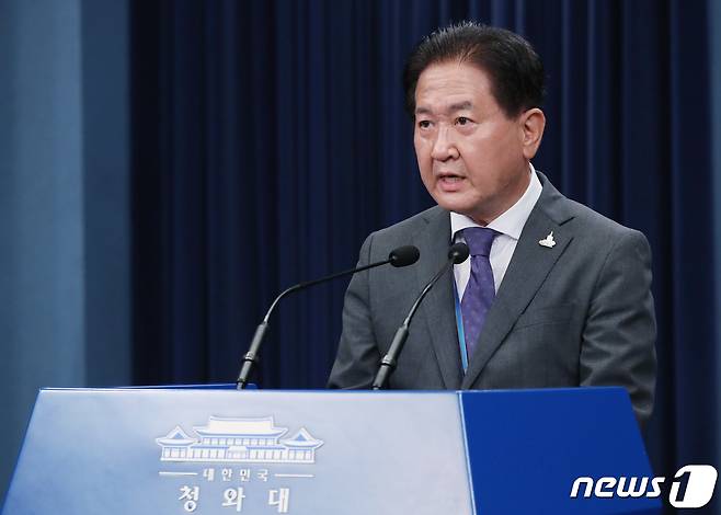 서주석 청와대 국가안전보장회의(NSC) 사무처장이 24일 오후 청와대 춘추관에서 연평도 인근 해상에서 실종된 어업 지도 공무원 A씨가 자진월북을 시도한 뒤 북측의 총격으로 사망한 것과 관련한 브리핑을 하고 있다.  2020.9.24/뉴스1 © News1 박정호 기자
