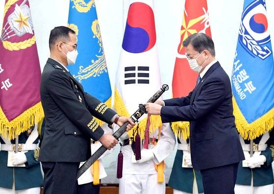 문재인 대통령이 23일 오전 청와대에서 열린 군 장성 진급 및 보직 신고식에서 남영신 육군참모총장에게 삼정검 수치 수여를 하고 있다. [청와대사진기자단]