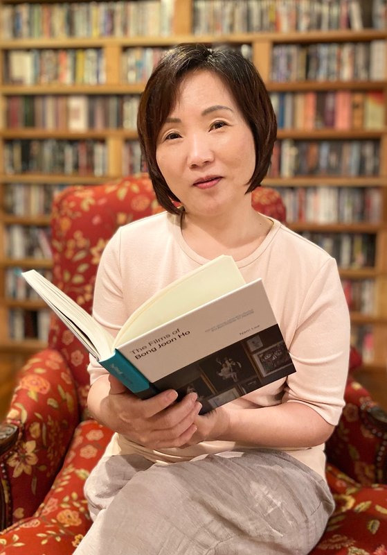 29일 미국에서 비평서 『필름스 오브 봉준호』를 펴낸 이남 채프먼대 영화학교 영화과 부교수. 책 표지는 '기생충'에서 반지하 가족의 장남 기우(최우식)가 과외교사로 일하러 간 박사장네 부잣집에서 다송(정현준)이 그린 그림을 보는 장면을 골랐다. 이 부교수는 "그림을 통해서 (극 중) 세 가족이 모두 나온 장면을 쓰고 싶었다"고 했다. [사진 이남]