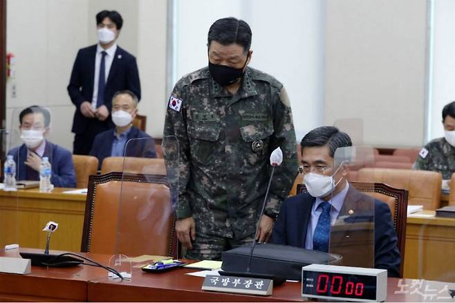 서욱 국방부 장관이 24일 오후 서울 여의도 국회에서 열린 국방위 전체회의에 참석해 회의 시작 전 안영호 합동참모본부 작전본부장과 대화를 나누고 있다.(사진=윤창원 기자)
