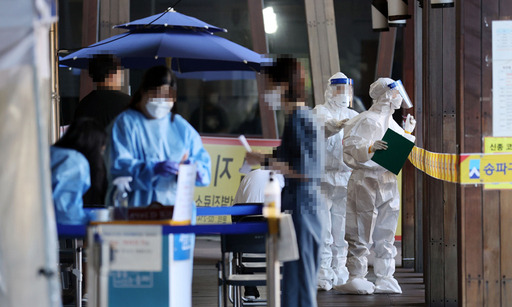 24일 오전 서울 송파구보건소에 마련된 신종 코로나바이러스 감염증(코로나19) 선별진료소에서 의료진이 시민들의 검사를 돕고 있다. 연합뉴스