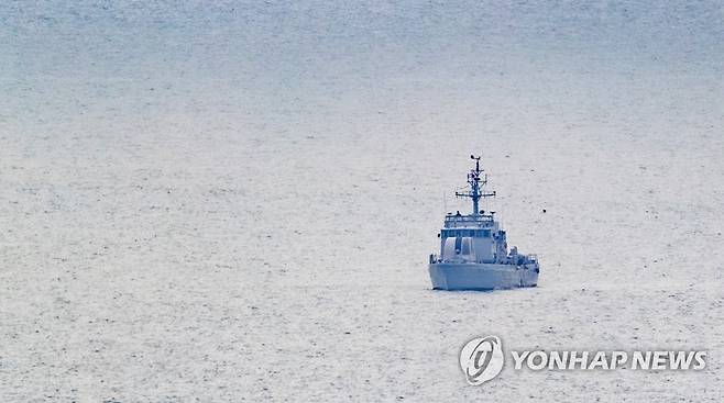 서해 지키는 해군 고속정 (연평도=연합뉴스) 류영석 기자 = 1일 오전 인천시 옹진군 대연평도 앞 바다에서 우리 해군 고속정이 움직이고 있다. 2020.7.1 ondol@yna.co.kr