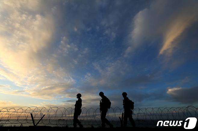 24일 오후 인천 옹진군 대연평도에서 해병대 장병들이 해안 순찰을 하고 있다. 문재인 대통령은 이날 북한의 연평도 실종 공무원 피격과 관련해 "충격적인 사건으로 매우 유감스럽다＂며 북한의 책임있는 조치를 촉구하고 우리군의 경계태세 강화를 지시했다. 2020.9.24/뉴스1 © News1 구윤성 기자