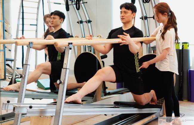 점핑 스트레치 보드를 이용한 햄스트링 스트레칭.