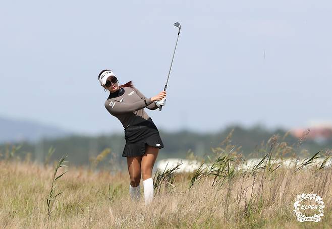 25일 KLPGA 투어 팬텀 클래식 1라운드 8번홀 러프에서 샷하는 유현주. /KLPGA