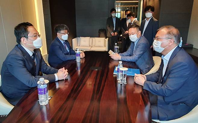 최대집 대한의사협회장(왼쪽)이 25일 강도태 보건복지부 2차관과 긴급 면담을 하고 의대생들에게 의사 국가시험 추가 응시 기회를 마련해 달라고 촉구하고 있다. 연합뉴스