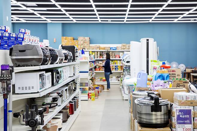 이천 롯데프리미엄아울렛 '올랜드' 매장. 가전과 가구, 생활 소품, 유아용품, 식품 등 리퍼브 상품을 한자리에서 직접 살펴보고 구매할 수 있다. /장은주 영상미디어 객원기자
