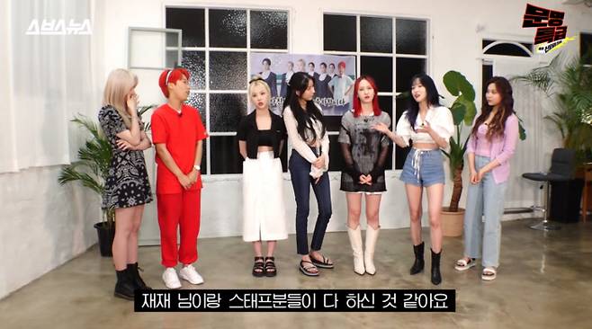 닉네임 ‘재재’로 불리는 이은재 PD(왼쪽에서 두 번째)는 사생활이나 민감한 주제는 언급하지 않는 진행 방식으로 아이돌과 팬들에게 사랑받는다. 문명특급 화면캡처