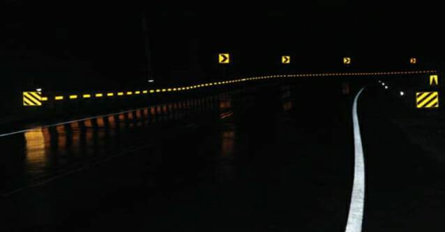 야간 시인성을 높인 도로