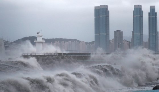 제10호 태풍 ‘하이선’이 북상 중이던 9월 7일 오전 부산 광안리 일대에 높은 파도가 몰아 치고 있다. / 사진:연합뉴스