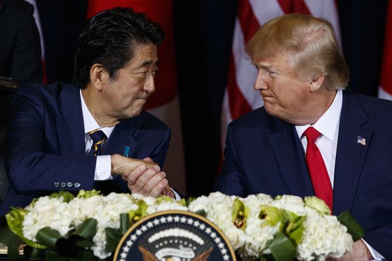 2019년 UN 총회를 계기로 아베 신조 일본 총리와 도널드 트럼프 미국 대통령이 만나 악수하고 있다. [AP=연합뉴스]
