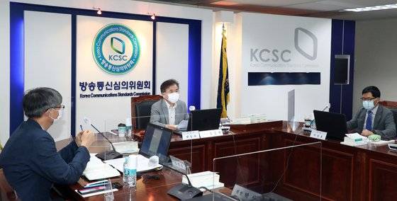 박상수 방송통신심의위원회 통신심의소위원장(가운데)이 14일 서울 양천구 한국방송회관에서 열린 제67차 통신심의소위원회 전체회의를 주재하고 있다. 뉴스1