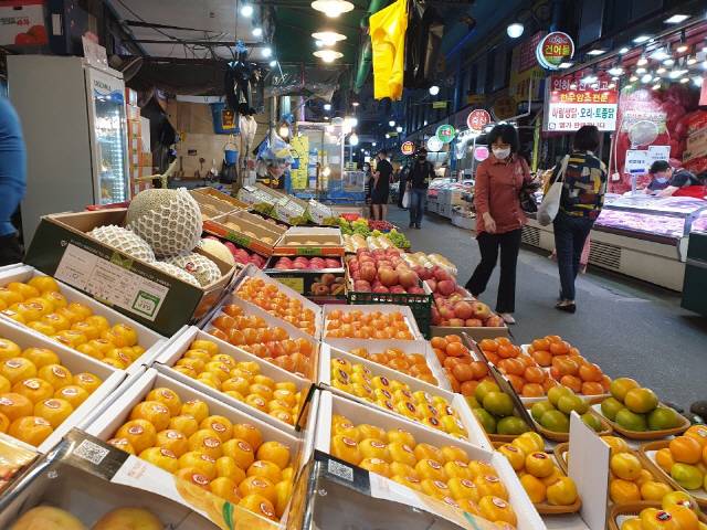 민족 최대의 명절인 추석이 일주일 앞으로 다가온 가운데 인천 연수구 옥련시장을 찾는 시민들의 발길이 줄어 썰렁한 모습이다./인천=장현일기자