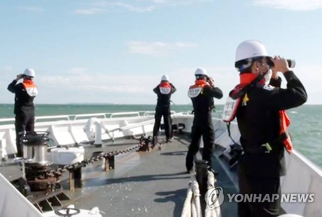소연평도 인근 해상서 수색하는 해경 [인천해양경찰서 제공. 재판매 및 DB 금지]