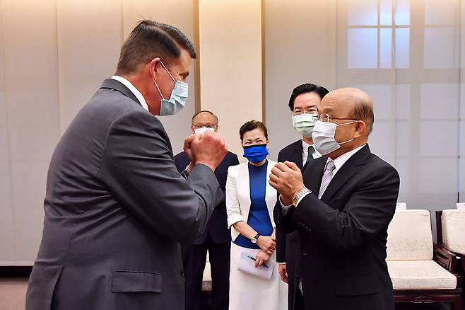 지난 18일 쑤전창(맨 오른쪽) 대만 행정원장을 예방한 키스 크라치(맨 왼쪽) 미 국무부 경제담당 차관. /AFP연합