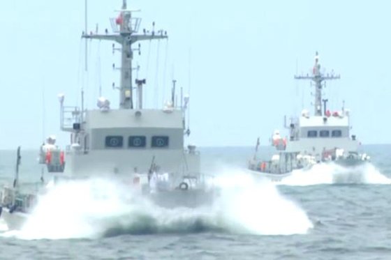 키스 크라크 미 국무차관의 대만 방문에 맞춰 중국 해군이 지난 16일 중국 동해에서 어뢰제거 훈련을 실시하며 무력을 과시하고 있다. [중국 CCTV 캡처]