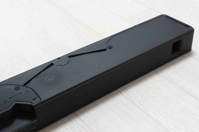 보스 TV 스피커를 뒤집으면 스피커 배치가 간략하게 나온다. 중앙에 트위터가 배치되며, 그 양쪽으로 풀레인지 스피커가 대각 방향으로 있다. 사진 상으로 우측에는 저음 확장을 위한 덕트 유닛이 내장돼있다. 출처=IT동아